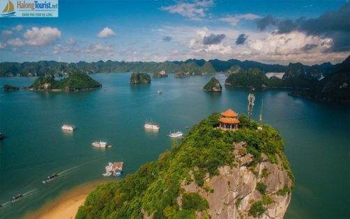 Toàn cảnh Vịnh Hạ Long nhìn từ đỉnh Titop