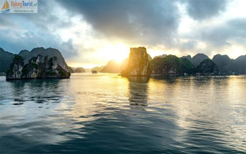 Hoàng hôn lãng mạn trên Vịnh Lan Hạ yên bình